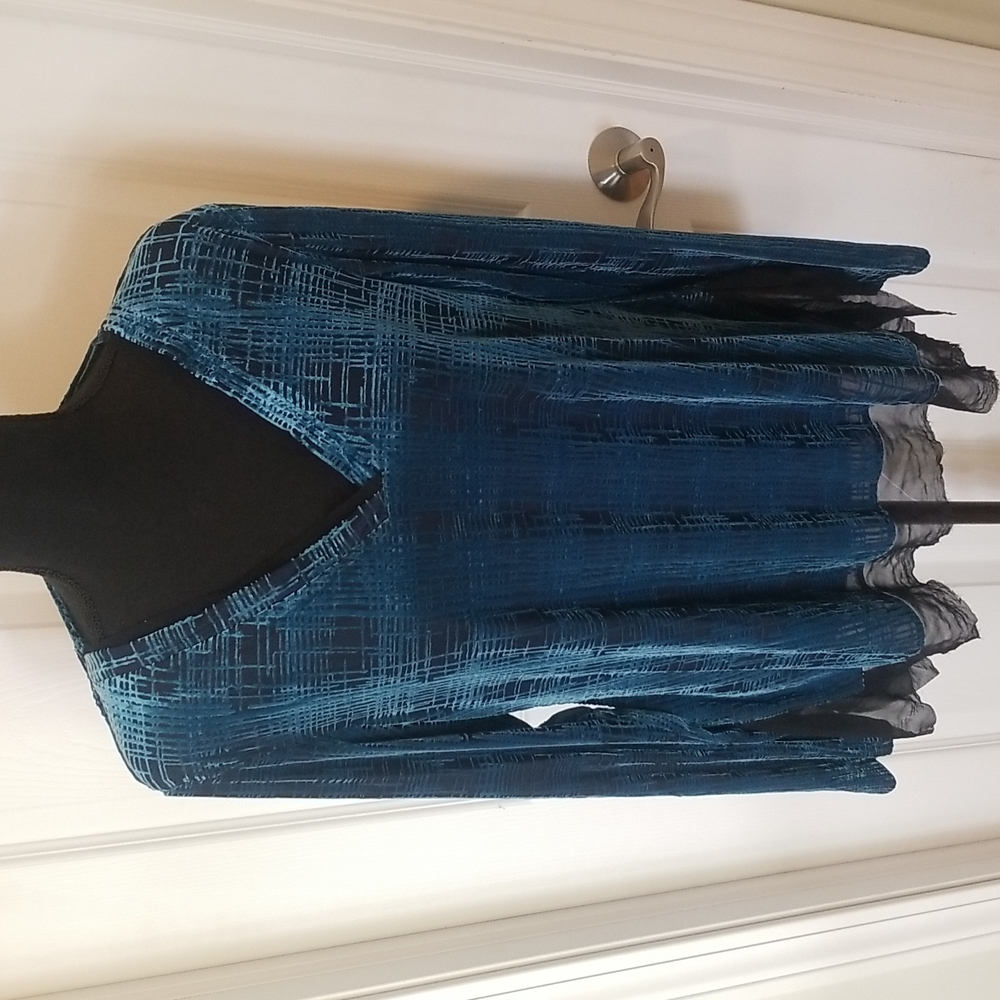 Simply Vera Wang large turquoise black flowy, light top